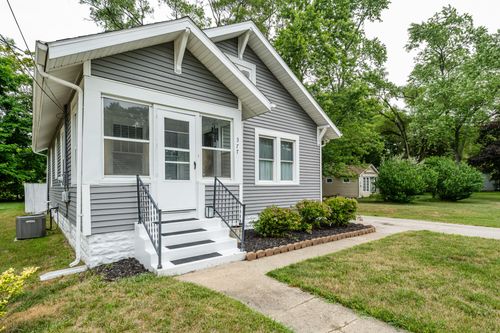 377 Western Ave, Benton Harbor, MI, 49022-6047 | Card Image
