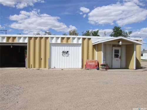 200 Railway Ave, Fox Valley, SK, S0N0B3 | Card Image