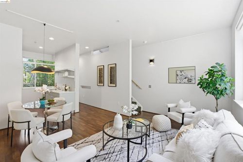 1253 Pine St, Oakland, CA, 94607-1460 | Card Image
