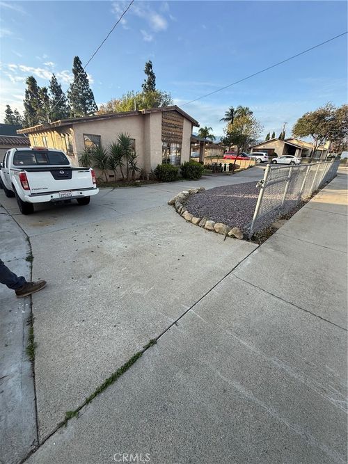 9236 Mango Ave, Fontana, CA, 92335-4817 | Card Image