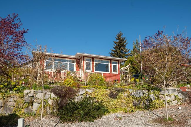 5599 Medusa Place, House other with 3 bedrooms, 2 bathrooms and 2 parking in Sechelt BC | Image 2