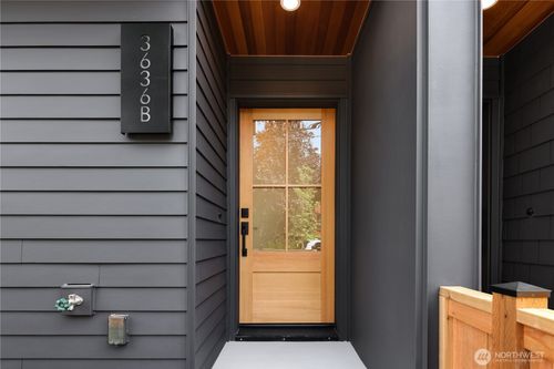 b-3636 Greenwood Ave N, Seattle, WA, 98103-8519 | Card Image