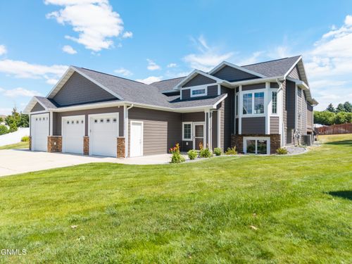 2304 Eastview Place Se, Mandan, ND, 58554 | Card Image