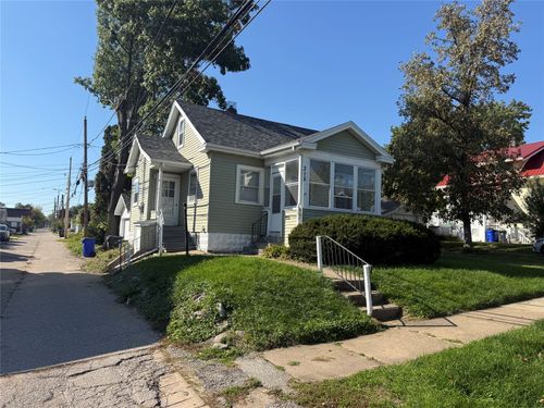 318 Highland Dr Nw, Cedar Rapids, IA, 52405-3726 | Card Image