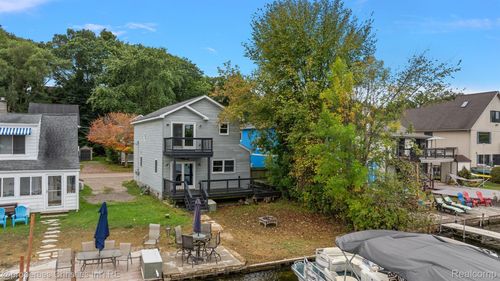 8873 Lagoon Dr, Brighton, MI, 48116-8226 | Card Image