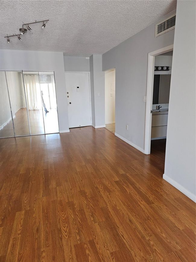 APT-1717 - 500 Bayview Dr, Condo with 1 bedrooms, 2 bathrooms and null parking in Sunny Isles Beach FL | Image 13