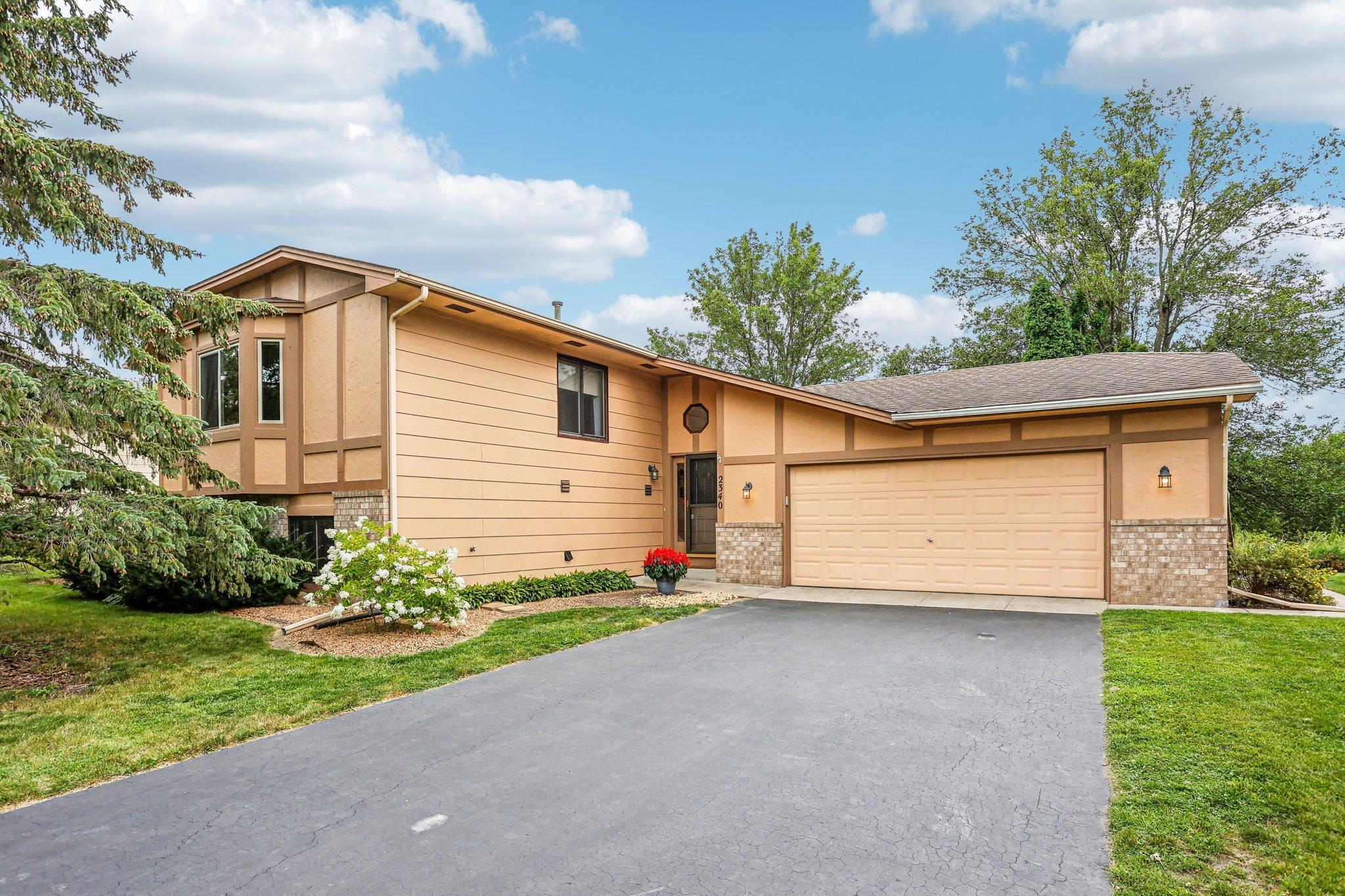 Maxwell Ln, Chaska, MN 55318