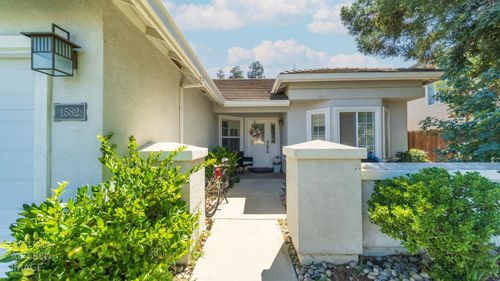 1582 Queensland Ave, Manteca, CA, 95337-8577 | Card Image