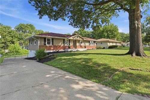 8304 Willow Way, Raytown, MO, 64138-3448 | Card Image