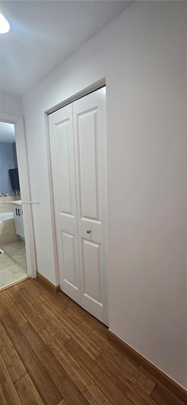 APT-1024 - 7900 Harbor Island Dr, Condo with 1 bedrooms, 2 bathrooms and null parking in North Bay Village FL | Image 32