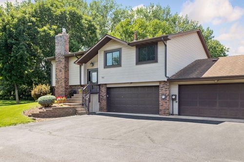564 Donegal Cir, Shoreview, MN, 55126-4710 | Card Image