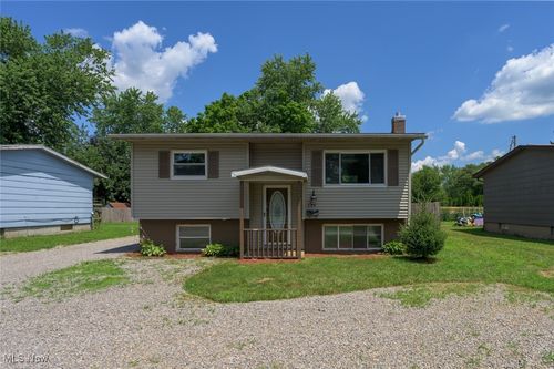 579 Chestnut St, Newcomerstown, OH, 43832-1561 | Card Image