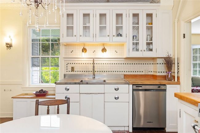 Eat-In Kitchen | Image 13