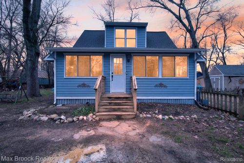 9024 Mandon Rd, White Lake, MI, 48386-4260 | Card Image