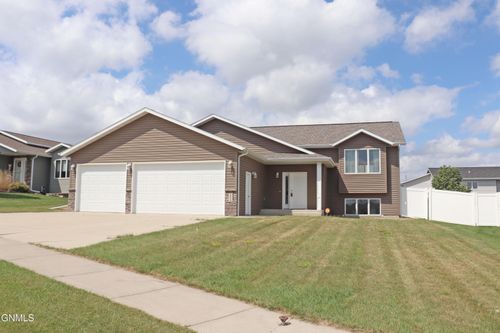 5000 Weyburn Dr, Bismarck, ND, 58503-0560 | Card Image