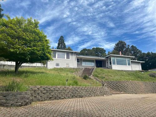 4363 Short Hill Rd, Oakland, CA, 94605-4646 | Card Image