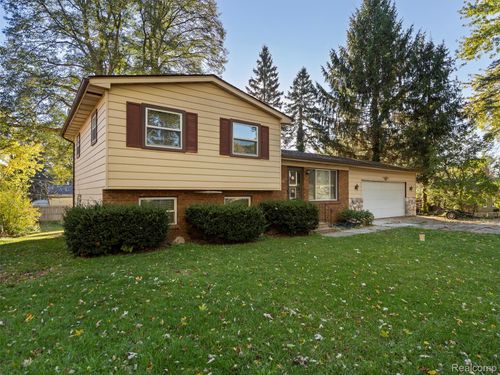 845 Harry Paul Dr, Lake Orion, MI, 48362-2843 | Card Image