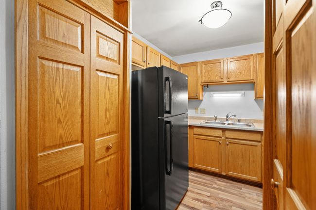 4050 W Rivers Edge Cir, Condo with 2 bedrooms, 1 bathrooms and null parking in Brown Deer WI | Image 4