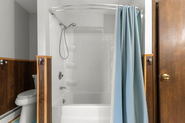 Upper level full bath | Image 26