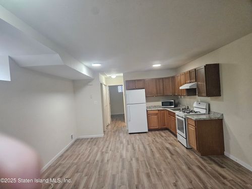 563 Bloomingdale Rd, Staten Island, NY, 10309-2027 | Card Image