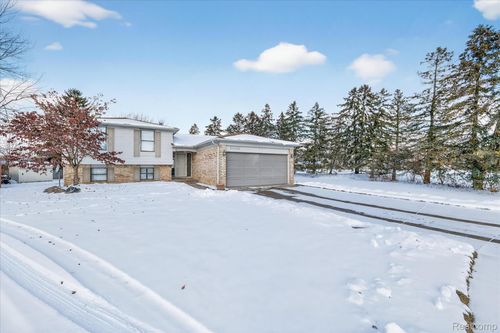 37959 Streamview Dr, Sterling Heights, MI, 48312-2549 | Card Image