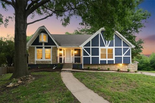 203 Ne Oak Tree Cir, Lee's Summit, MO, 64086-3152 | Card Image