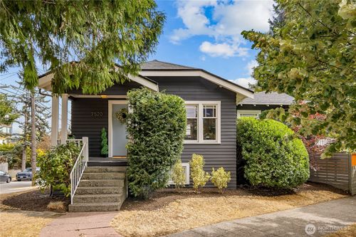 7520 Linden Ave N, Seattle, WA, 98103-4738 | Card Image