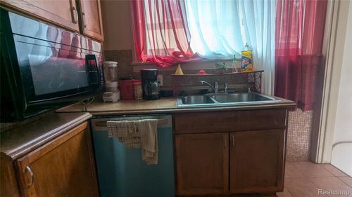 100 Oliver St, Pontiac, MI, 48342-1547 | Card Image