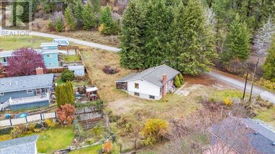 1110 Mcdiarmid Rd, House other with 3 bedrooms, 2 bathrooms and null parking in Castlegar BC | Image 3