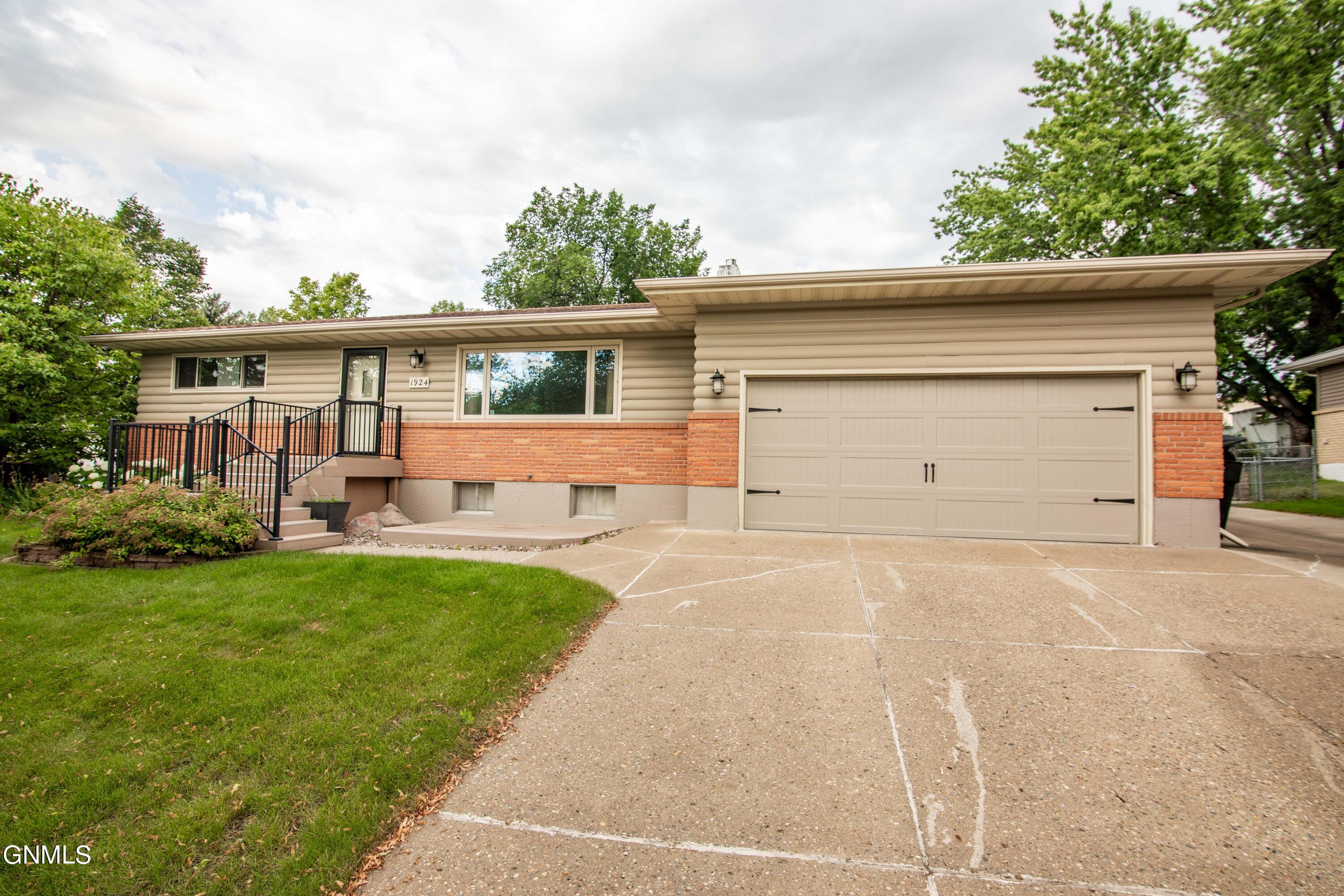 Thompson St, Bismarck, ND 58501