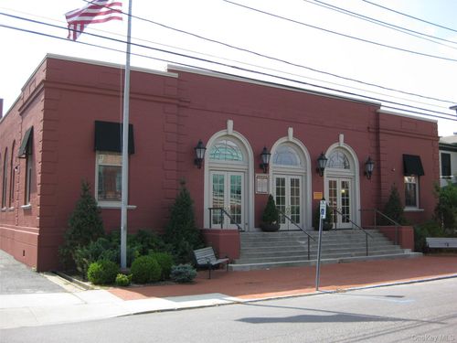 21 W 2nd St, Riverhead, NY, 11901-2752 | Card Image