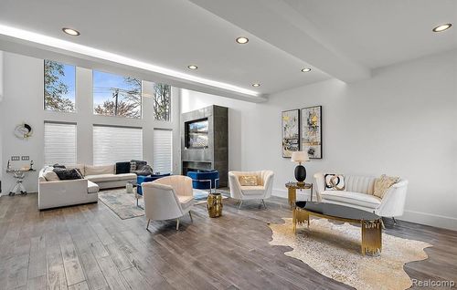 211 N Washington Ave, Royal Oak, MI, 48067-1776 | Card Image