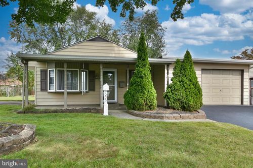 225 Yorkshire Rd, FAIRLESS HILLS, PA, 19030-3213 | Card Image