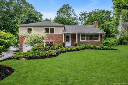 18 Pine Dr N, Roslyn, NY, 11576-2037 | Card Image