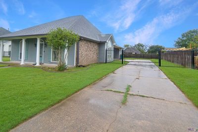 6131 Windwood Dr, House other with 3 bedrooms, 2 bathrooms and null parking in Zachary LA | Image 3