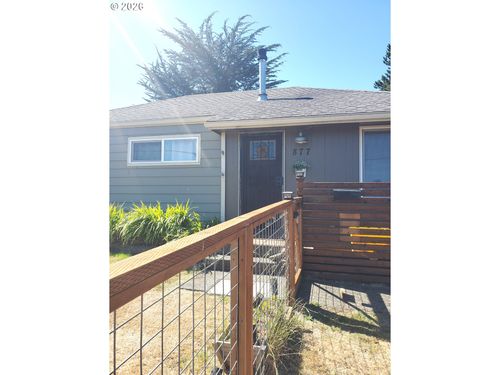 877 Pacific Ave, Coos Bay, OR, 97420-2820 | Card Image
