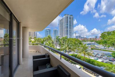 3D - 19667 Turnberry Way, Condo with 2 bedrooms, 2 bathrooms and null parking in Aventura FL | Image 2