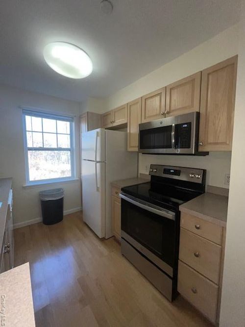 apt-211-200 Woodcrest Ln, Mount Kisco, NY, 10549-3052 | Card Image