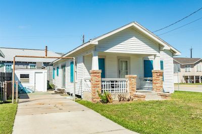 4302 Avenue S 1/2, House other with 2 bedrooms, 2 bathrooms and null parking in Galveston TX | Image 3