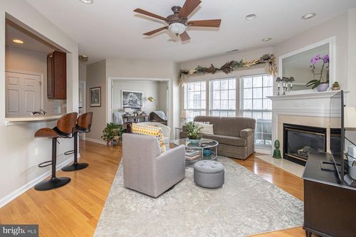 apt-204-200 Evodia Cir, WARRINGTON, PA, 18976-3042 | Card Image