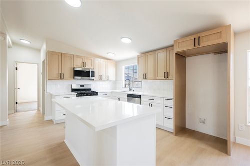 6137 Yellowstone Ave, Las Vegas, NV, 89156-5803 | Card Image