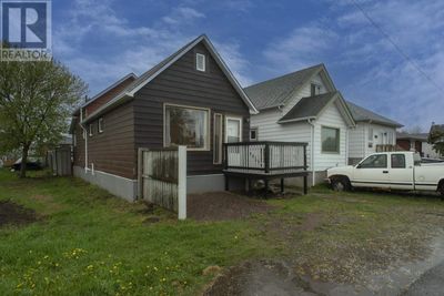 916 Mclaughlin St, Home with 2 bedrooms, 2 bathrooms and null parking in Thunder Bay ON | Image 2