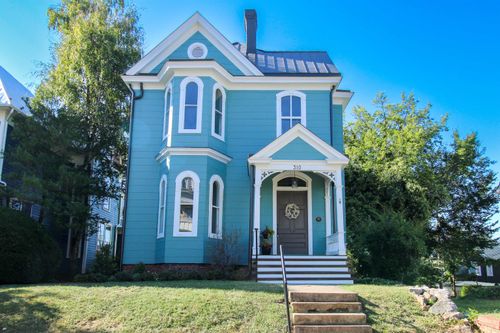 310 Berkeley Pl, STAUNTON, VA, 24401-4319 | Card Image