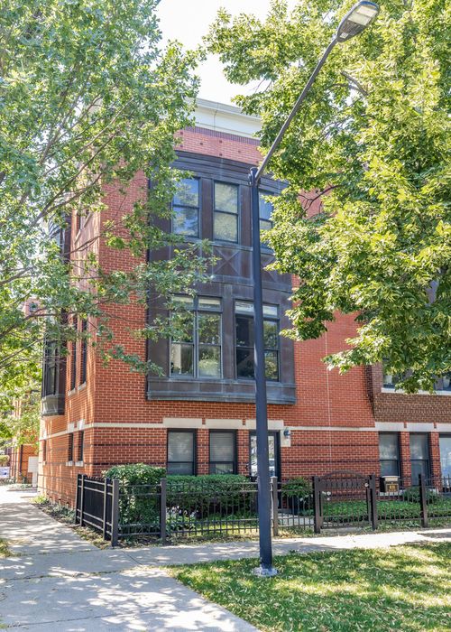 831 W 14th Pl, Chicago, IL, 60608-2245 | Card Image