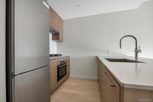 9d-13102A 40th Road, New York, NY, 11354 | Card Image