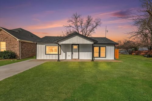 8320 Redonda St, White Settlement, TX, 76108-2715 | Card Image