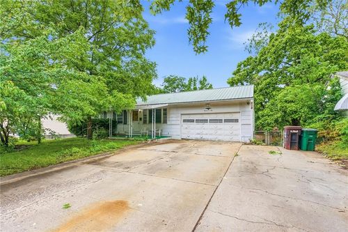 1102 N Farview Dr, Independence, MO, 64056-1051 | Card Image