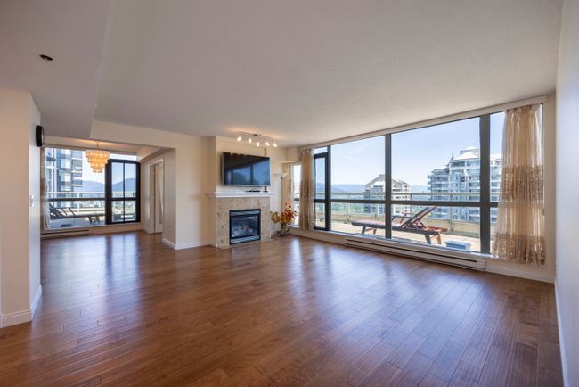 1702 - 4788 Hazel Street, Condo with 3 bedrooms, 2 bathrooms and 2 parking in Burnaby BC | Image 2