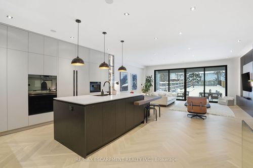 20b Broadview Ave, Mississauga, ON, L5H2S9 | Card Image