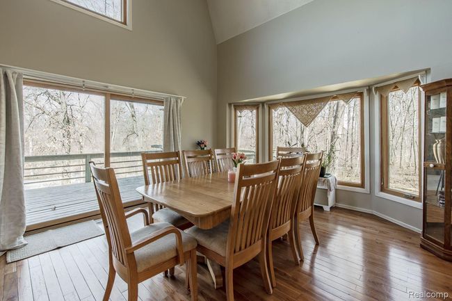 Sprawling eat-in kitchen area with hardwood floors | Image 9